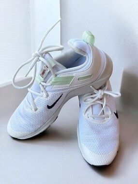 Nike Legend Essential Trainers • White Green Lilac • Women’s 9.5 running shoes